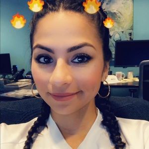 Meet your Posher, Della